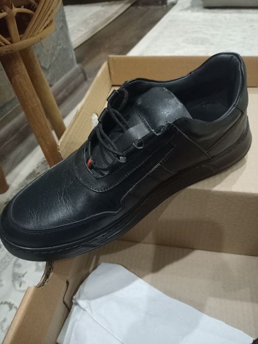 Кроссовки кожаные 40 р