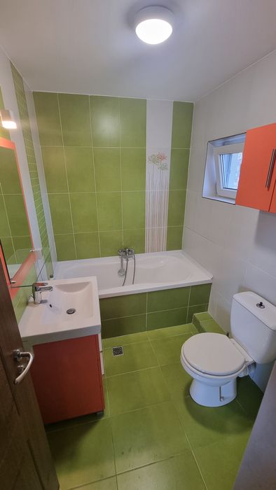 Închiriez apartament 2 camere în curte comună