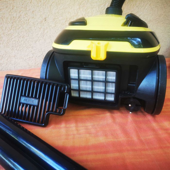 Aspirator Heinner 700W cu sac, filtru HEPA si accesorii