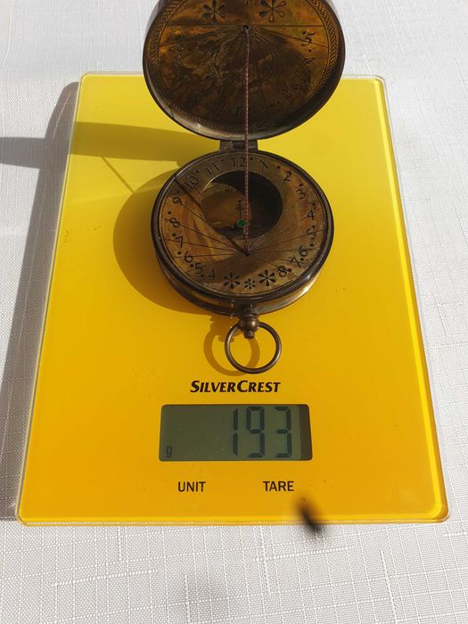 Масивен компас от бронз със слънчев часовник