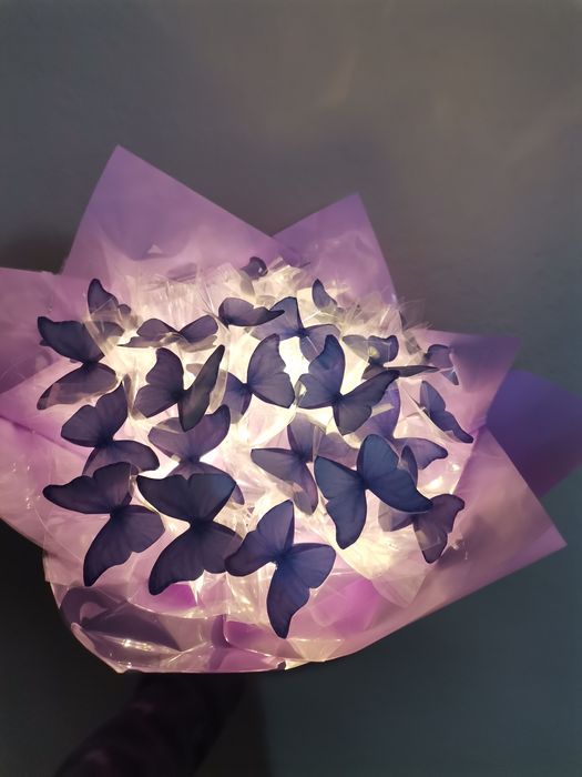 Светещ букет от пеперуди