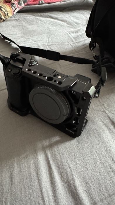 Sony a6100 + SmallRig cage  APS-C