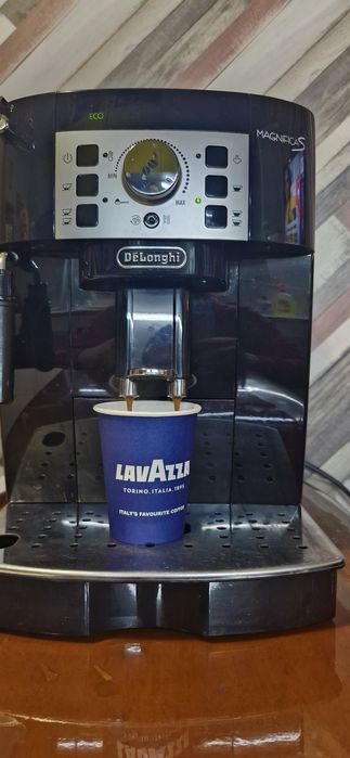 Продавам кафе автомат Делонги