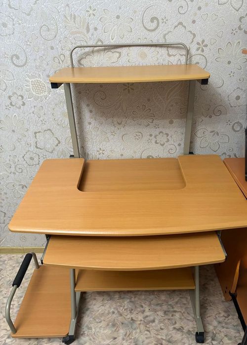 Продам компьютерный, письменный стол