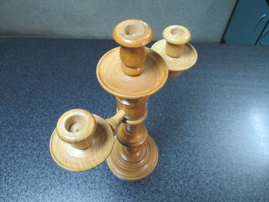 Продавам старинен дървен СВЕЩНИК-изключително рядък