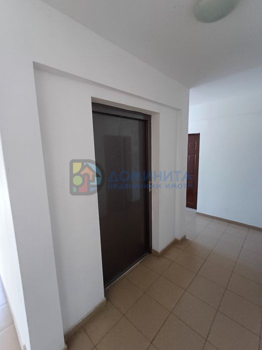 Просторен еднообемен апартамент на морския бряг.