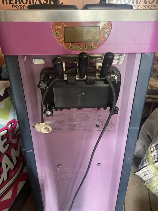 Морожный аппарат вместе холодильникам