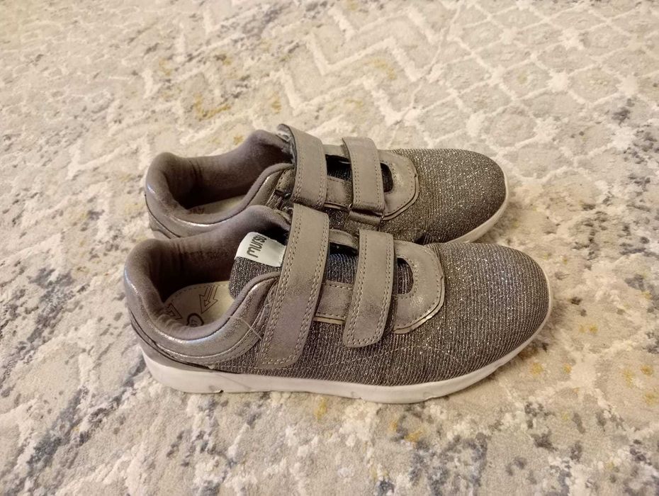 Продам кроссовки на девочку