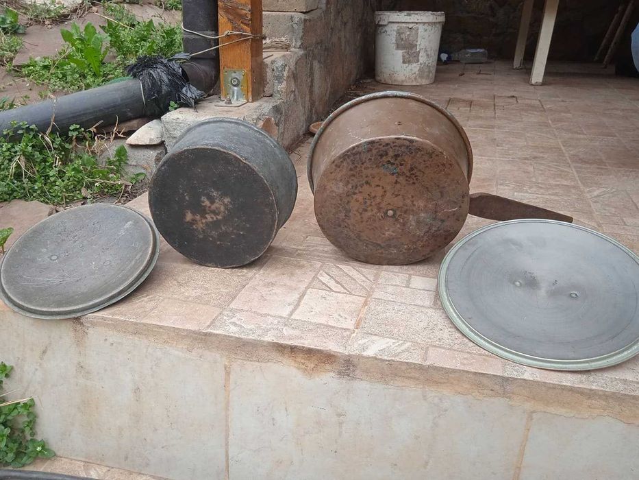 Стар  меден съд от преди много години.