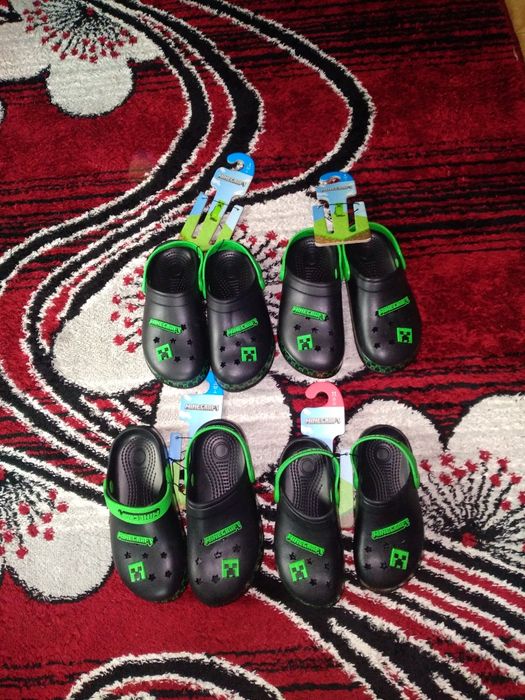 Vând perechi de papuci cu minecraft