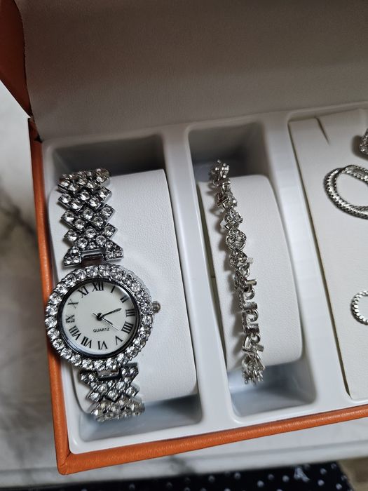 Абсолютно новый набор украшений