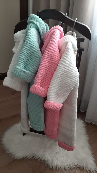 Combinezon croșetat, căciuliță cu pompoane și botoșei, 80-86cm