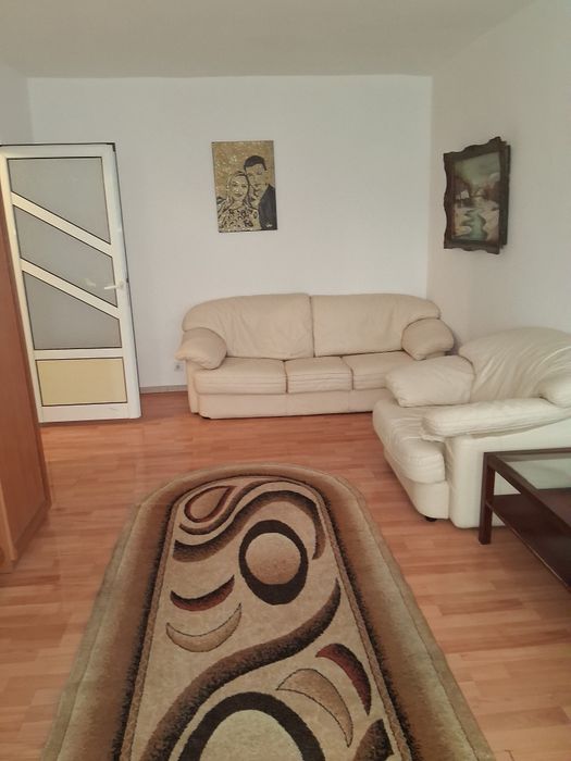 Oca,cu  ! Vănd Set  Canapea  + 2 Fotolii  din piele ecologica Alb spre Crem în stare foarte bună de utilizare