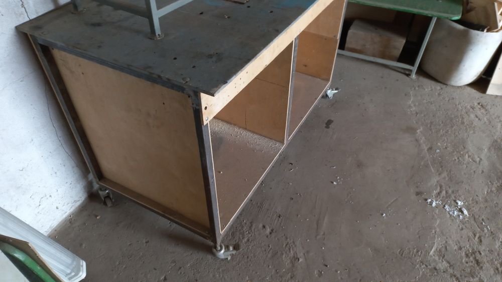 Продам стол на колёсах для гаража