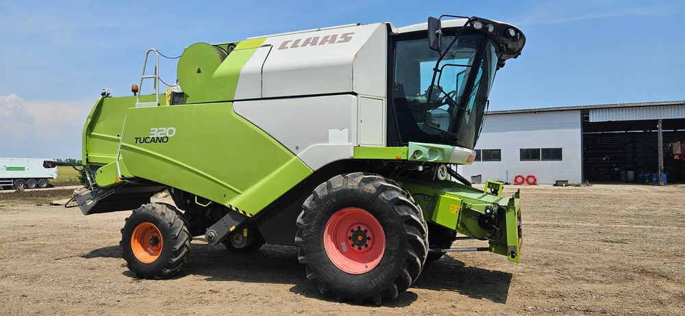 Combina Claas Tucano 320