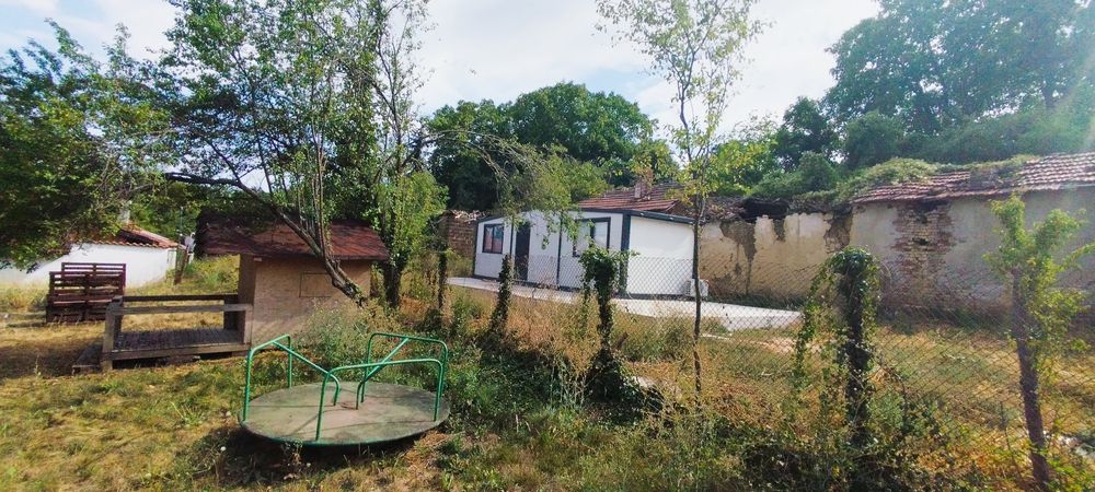 Продава се парцел с жилищен контейнер в село Режанци, област Перник