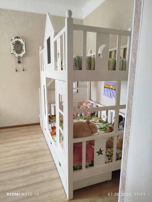 Продам двухъярусную кровать -Домик!