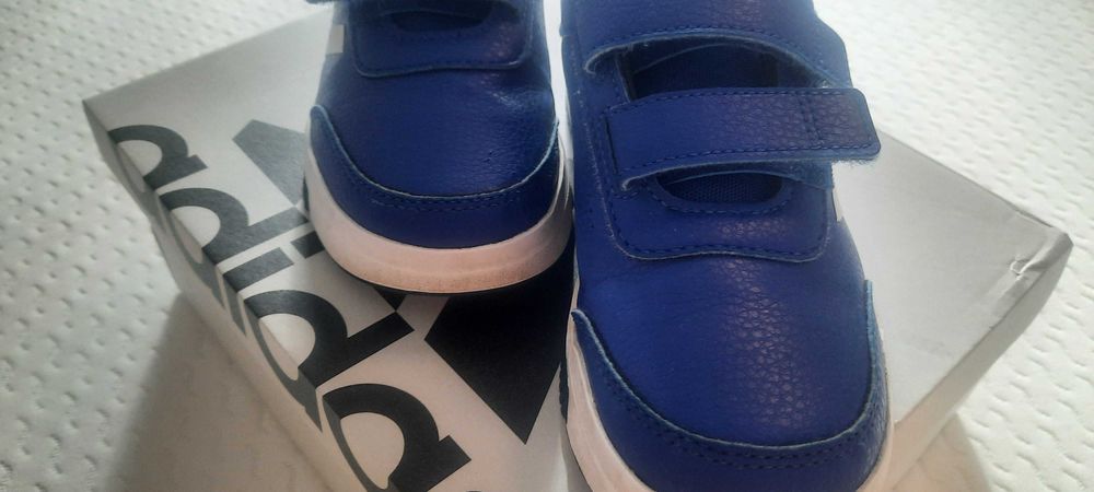 Маратонки Adidas размер 33