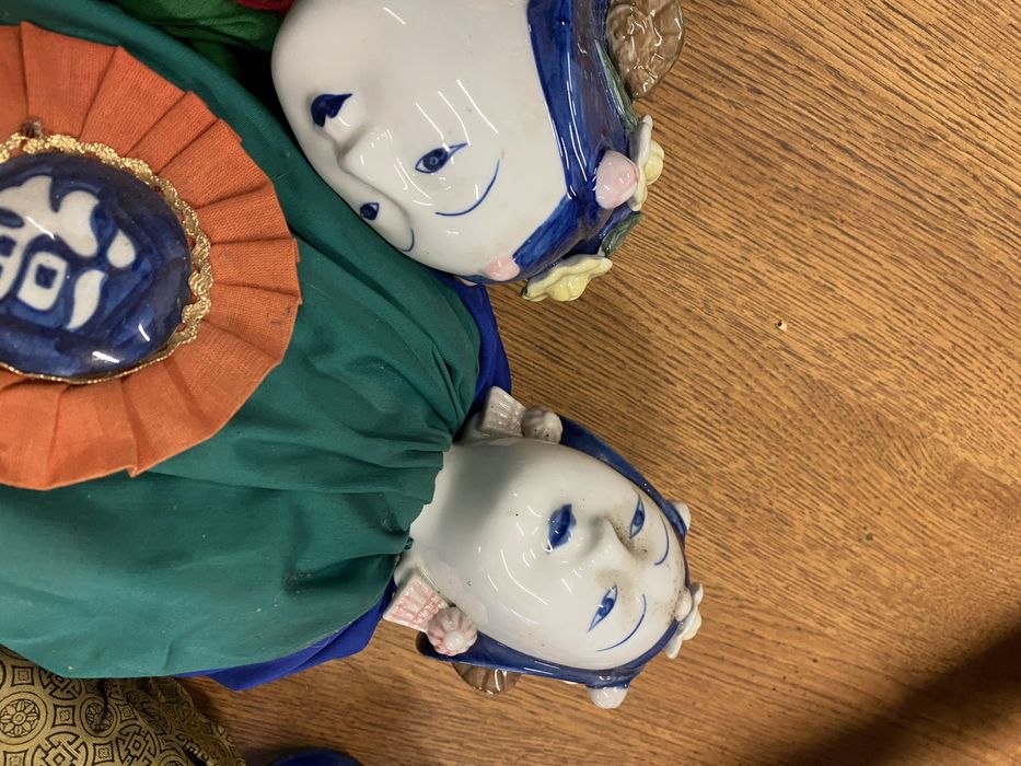 Китайски порцеланови кукли с копринени дрехи