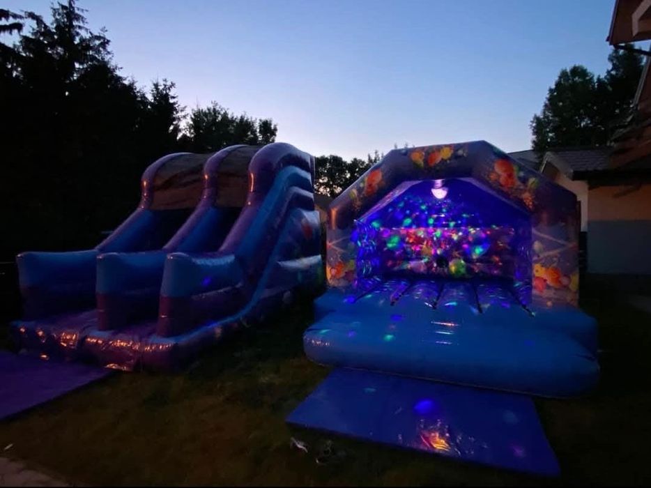 Castel gonflabil cu lumini disco şi sistem audio prin bluetooth