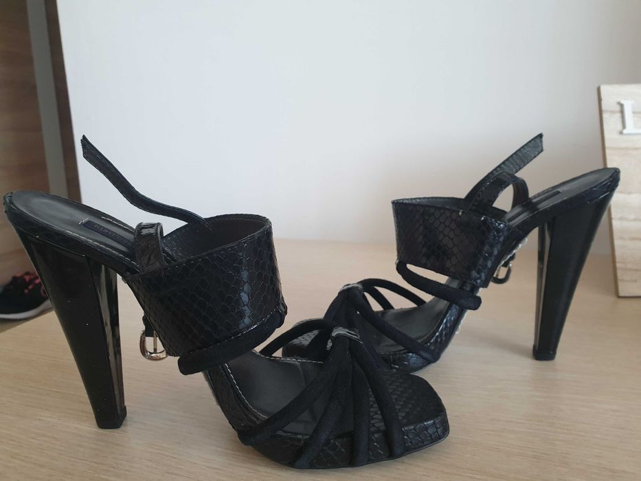 Sandale negre cu toc
