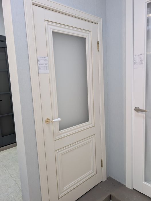 Продам межкомнатные двери с витрины