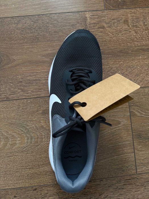 новые кроссовки Nike Revolution