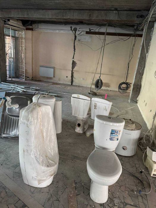 б/у: 4 унитаза, 2 писсуара, 2 раковины. Отличное состояние!