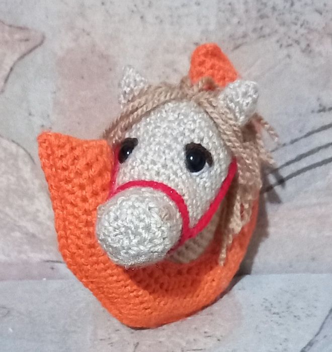 Вязаная голова лошади в подкове