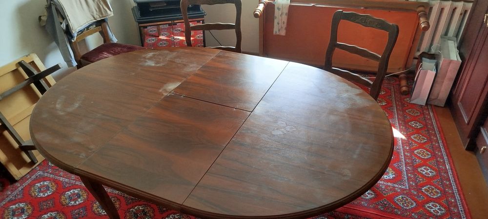 Oshxonaga ochilib yopiladigan stol 6 ta stuli bilan sotiladi