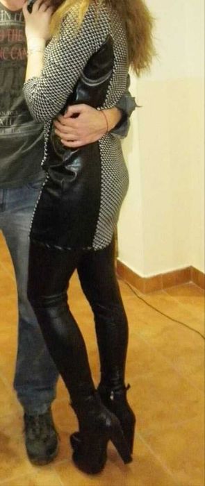 Плетена рокля с кожен акцент