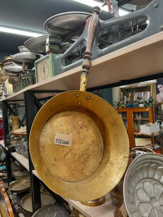 Посуда из металла ретро.