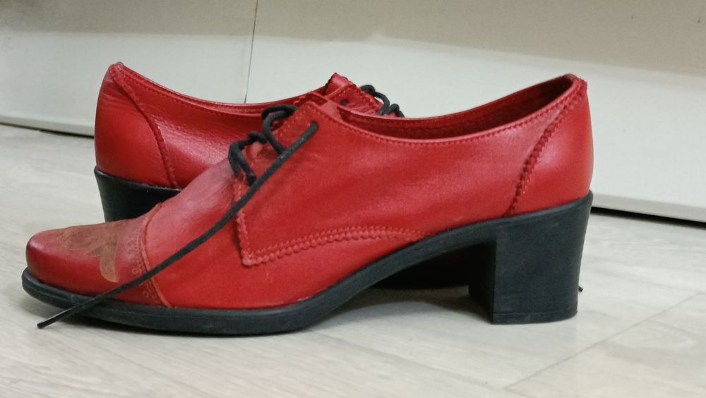 Продам красные ботинки