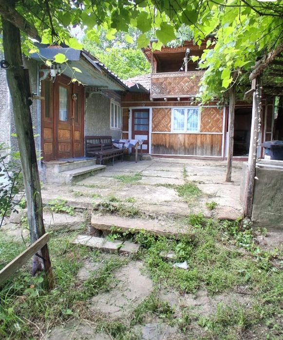 Vand teren cu casa 3 camere gratis zona munte