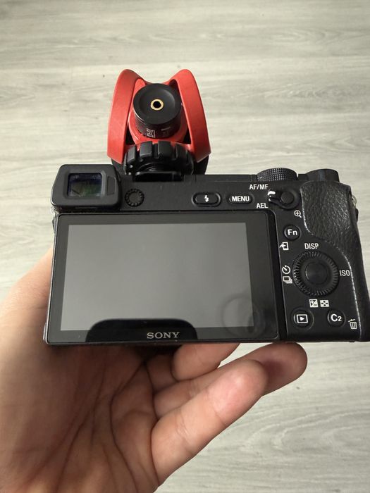 Sony A6300 + Microfon RODE nou + 3 acumulatori