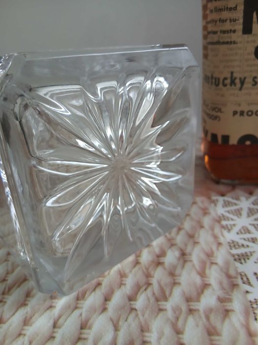 Set whisky decantor cu bourbon- 750 ml