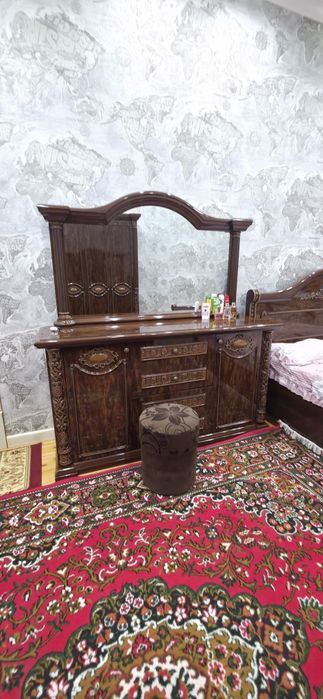 Спальный гарнитур сотилади.