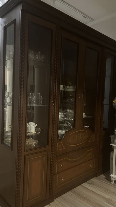 Продам шкаф витрину для посуды