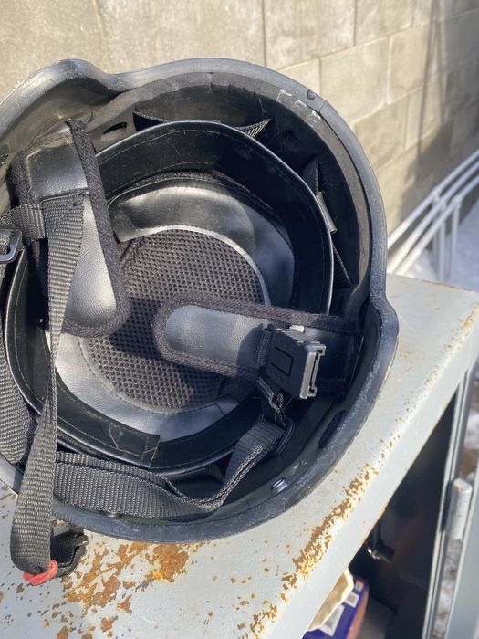 Продам жилеты и каски