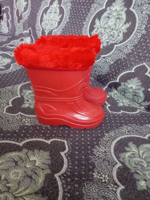 Продам срочно детские сапоги скоро ходы