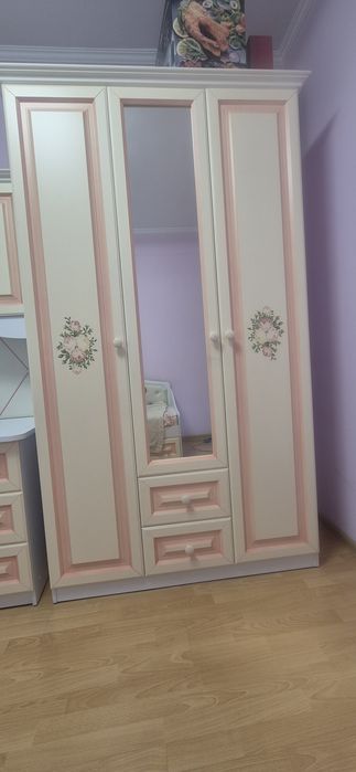 Детский гарнитур для девочки: шкаф, стол, кровать с матрасом Россия