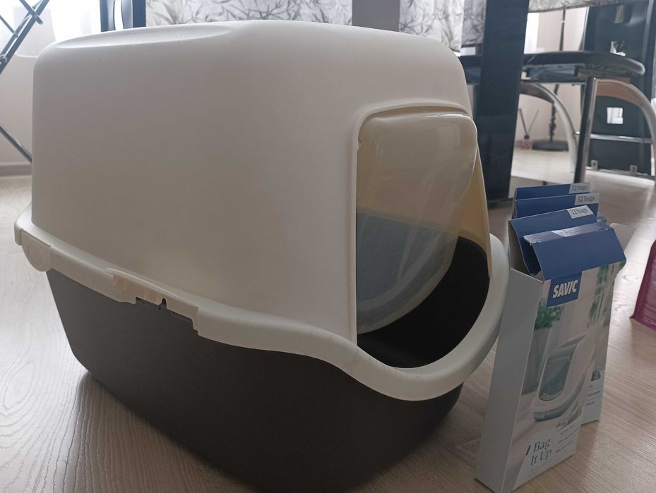 Голяма котешка тоалетна с капак и торби за нея