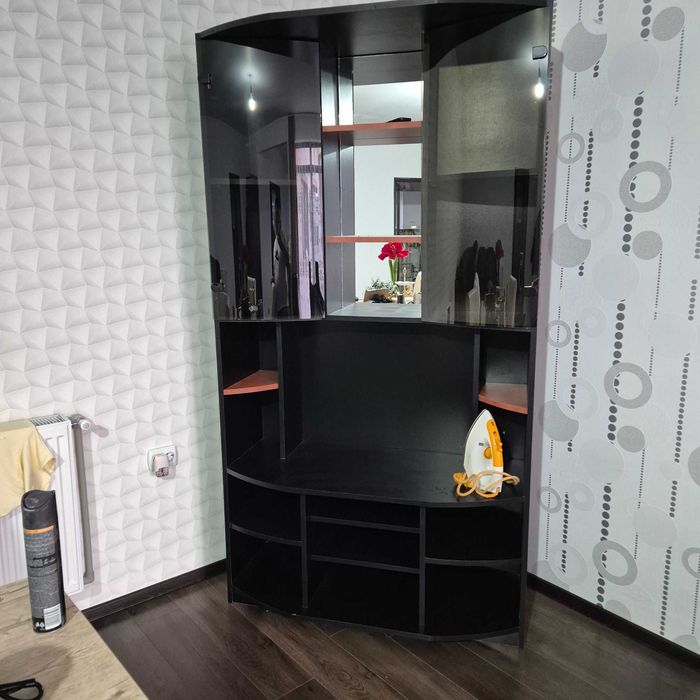 Se vinde mobila masuta si vitrina