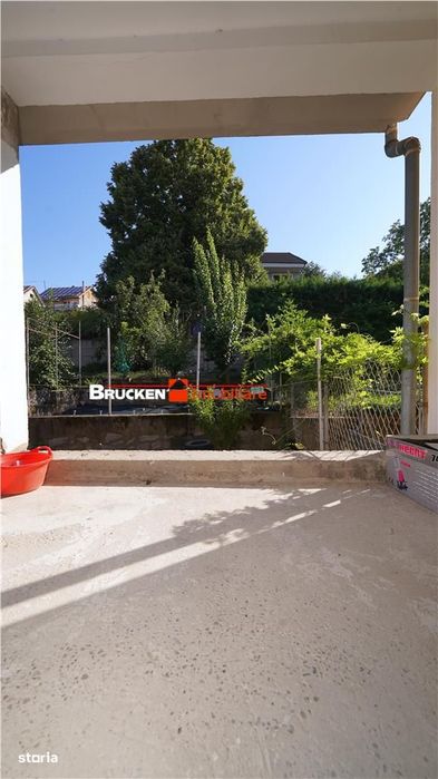 Apartament cu terasa, curte si parcare, intr-o zona linistita de case