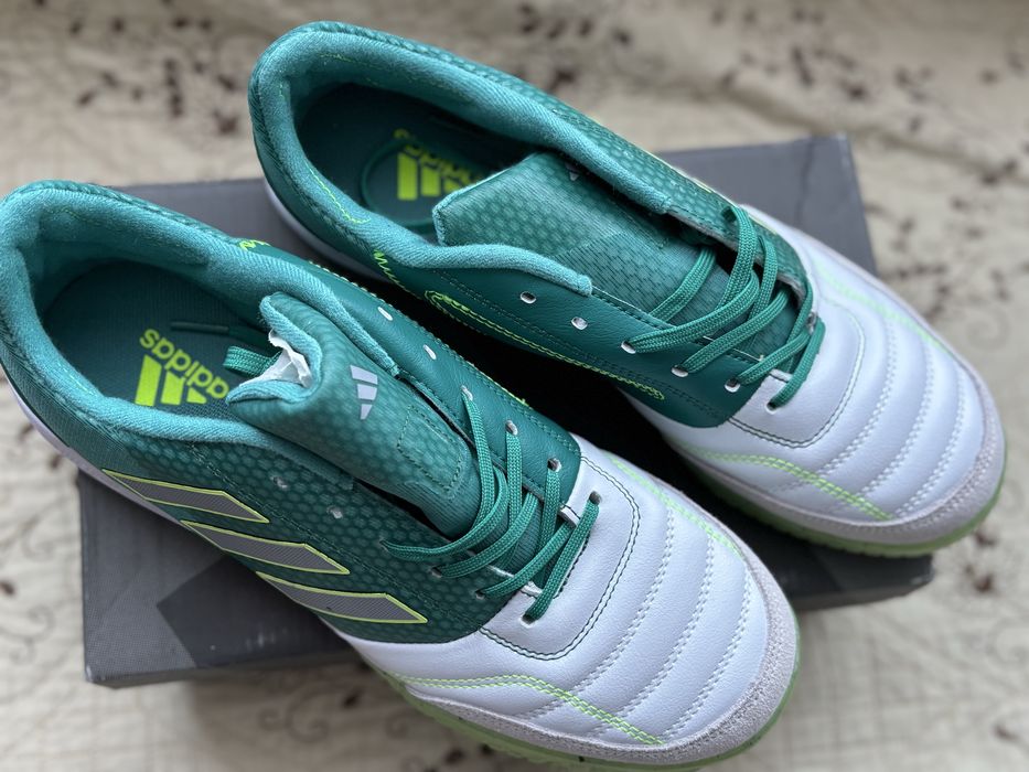 Продам новые кроссовки Adidas