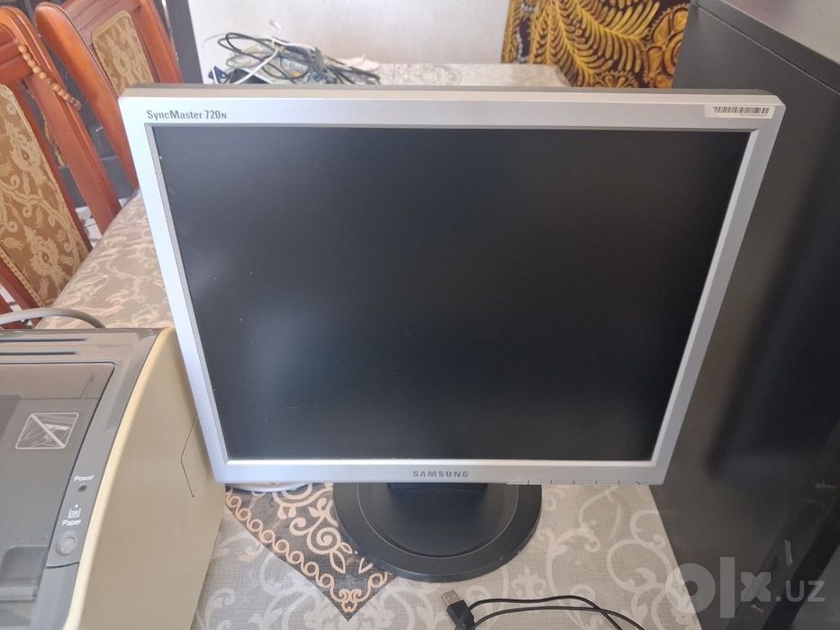 Windows 10 kompyuter sotiladi. Komputer, protester, klaviatura, print