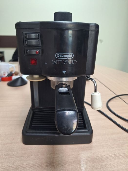 Продавам кафе машина DELONGHI