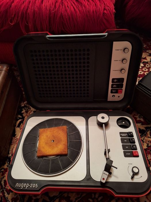 Грамофон на ток и батерии