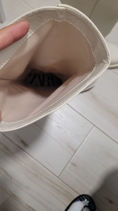 Vand cizme crem deschis noi Zara