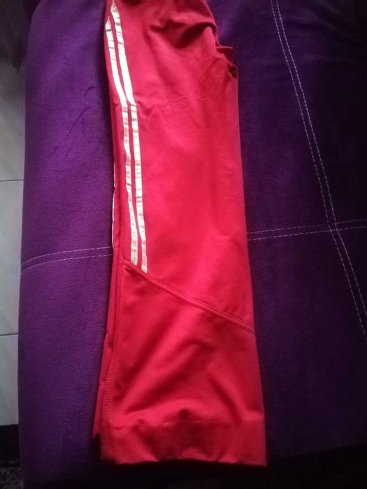 Червен спортен екип